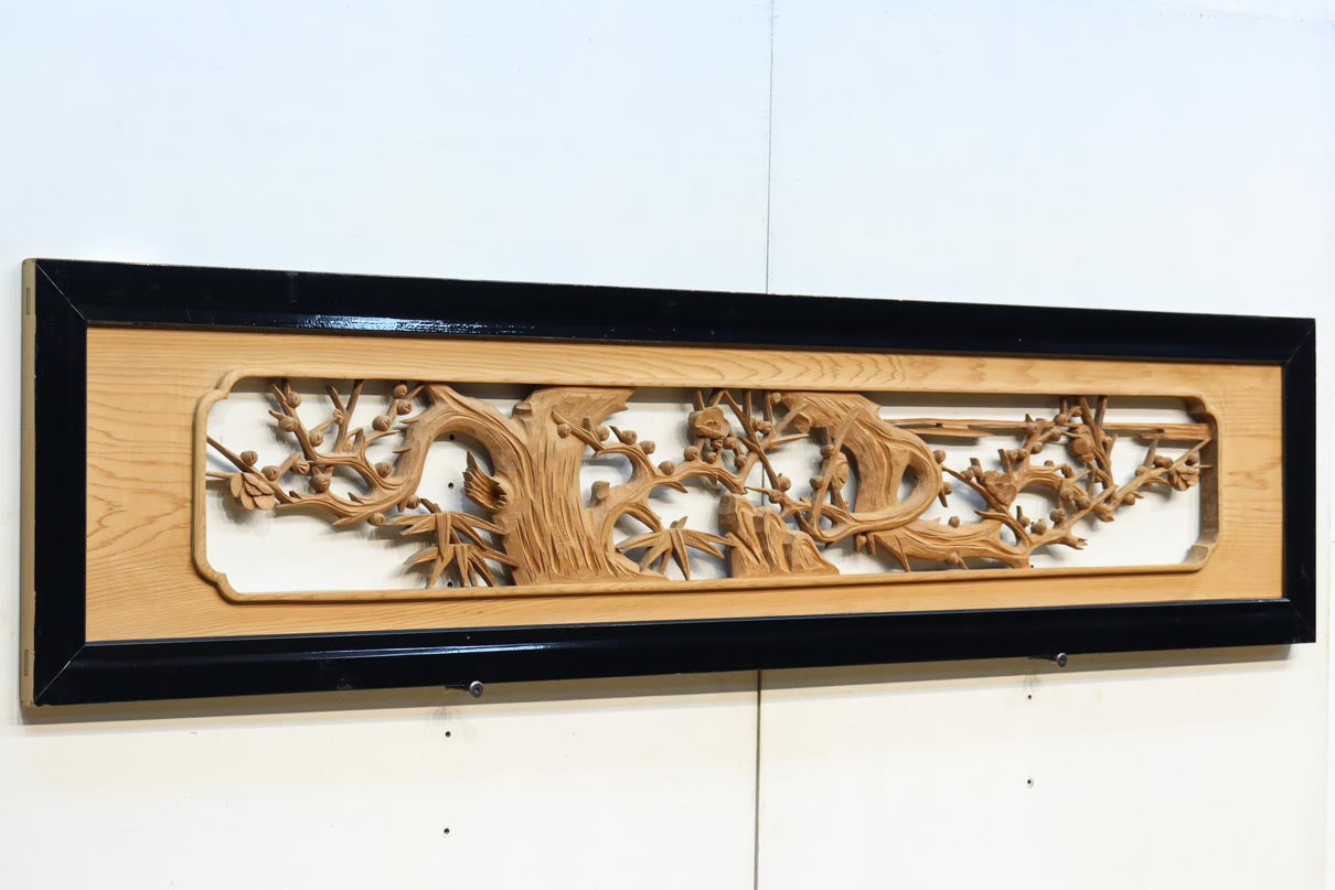 竹梅彫刻を黒枠で格調高く整えた彫刻欄間　EZ1752　在庫1枚
