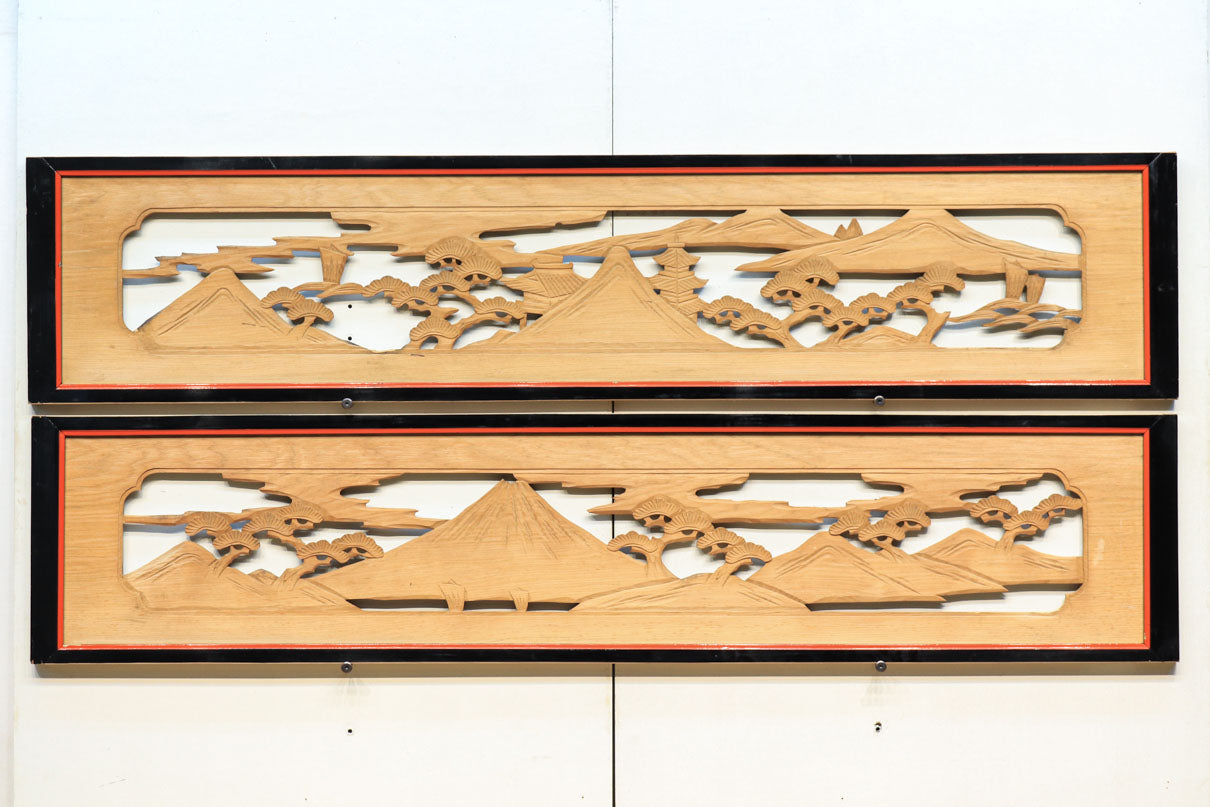 富士山を含む雄大な山並みを描いた彫刻欄間　EZ1879ab　在庫2枚一組