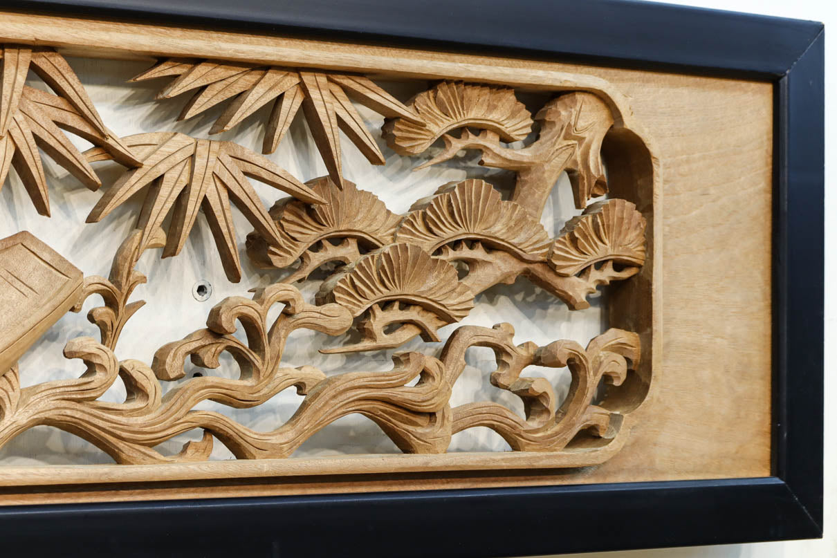 松竹梅とともに七福神を描いた縁起の良い深彫り彫刻欄間セット　EZ1918ab　在庫2枚一組