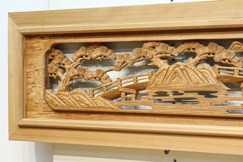 幅2150ミリ!! 立体感のある風景を描いた深掘り長尺彫刻欄間 EZ2514a