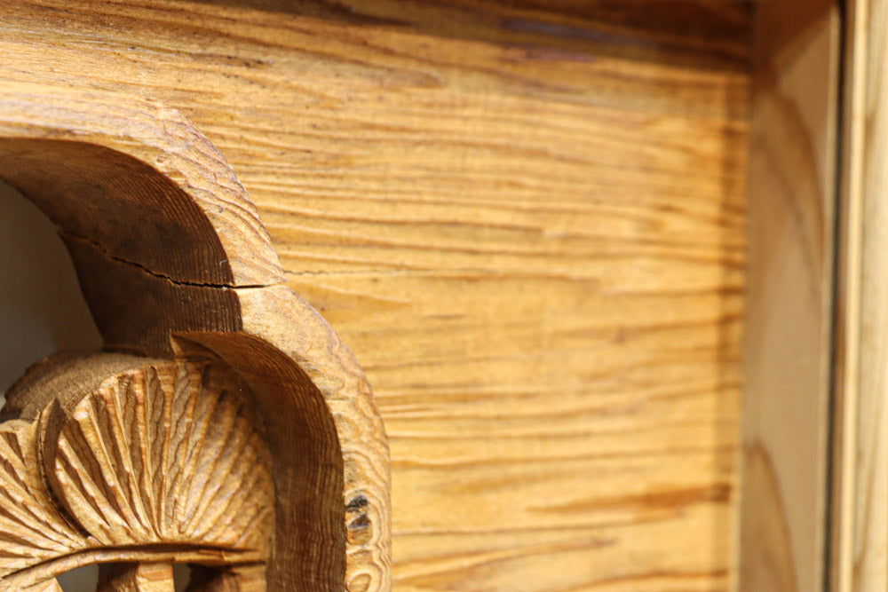 幅2150ミリ!! 立体感のある風景を描いた深掘り長尺彫刻欄間 EZ2514a