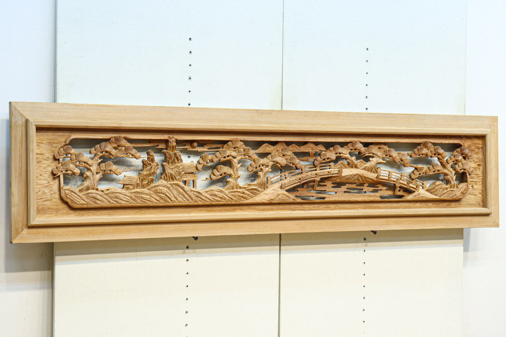 欄間 彫刻付き 幅2150ミリ!! 立体感のある風景を描いた深掘り長尺彫刻欄間 EZ2514a