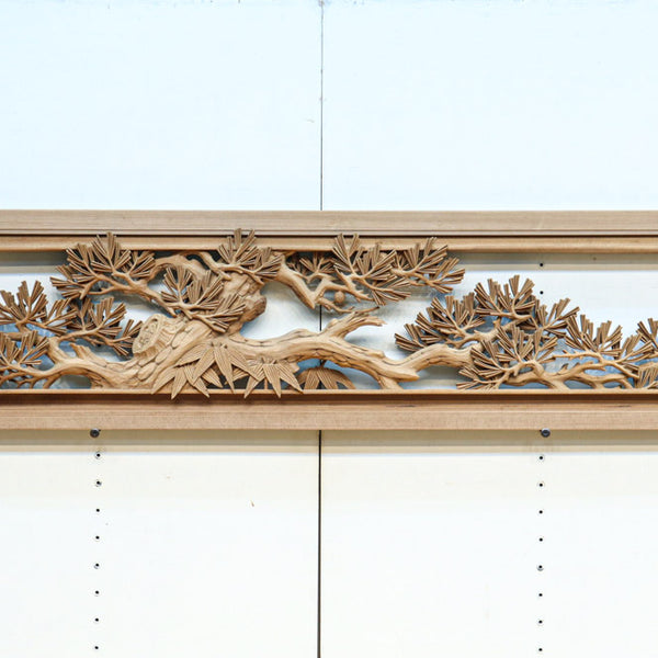 どっしりと貫禄ある松の彫刻を描く深彫り彫刻欄間 EZ2518 在庫1枚 – 古