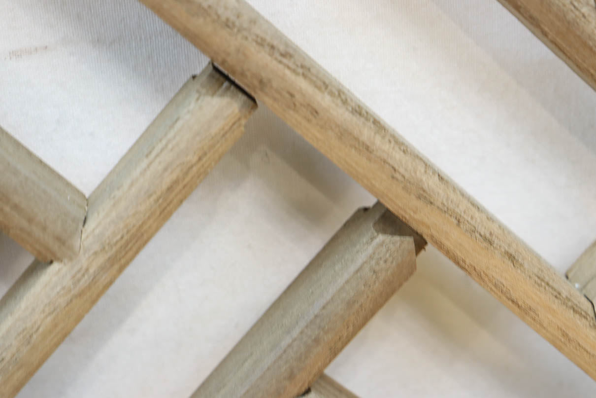 斜めに組んだ幾何学装飾を枠内一杯に備えた建具素材 EZ2539-MT