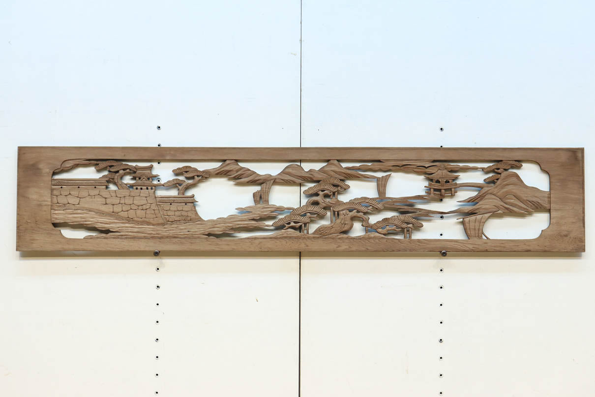 お城や塔が建つ山間の風景を描く彫刻欄間素材　EZ2547　在庫1枚