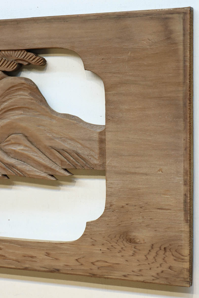 お城や塔が建つ山間の風景を描く彫刻欄間素材　EZ2547　在庫1枚