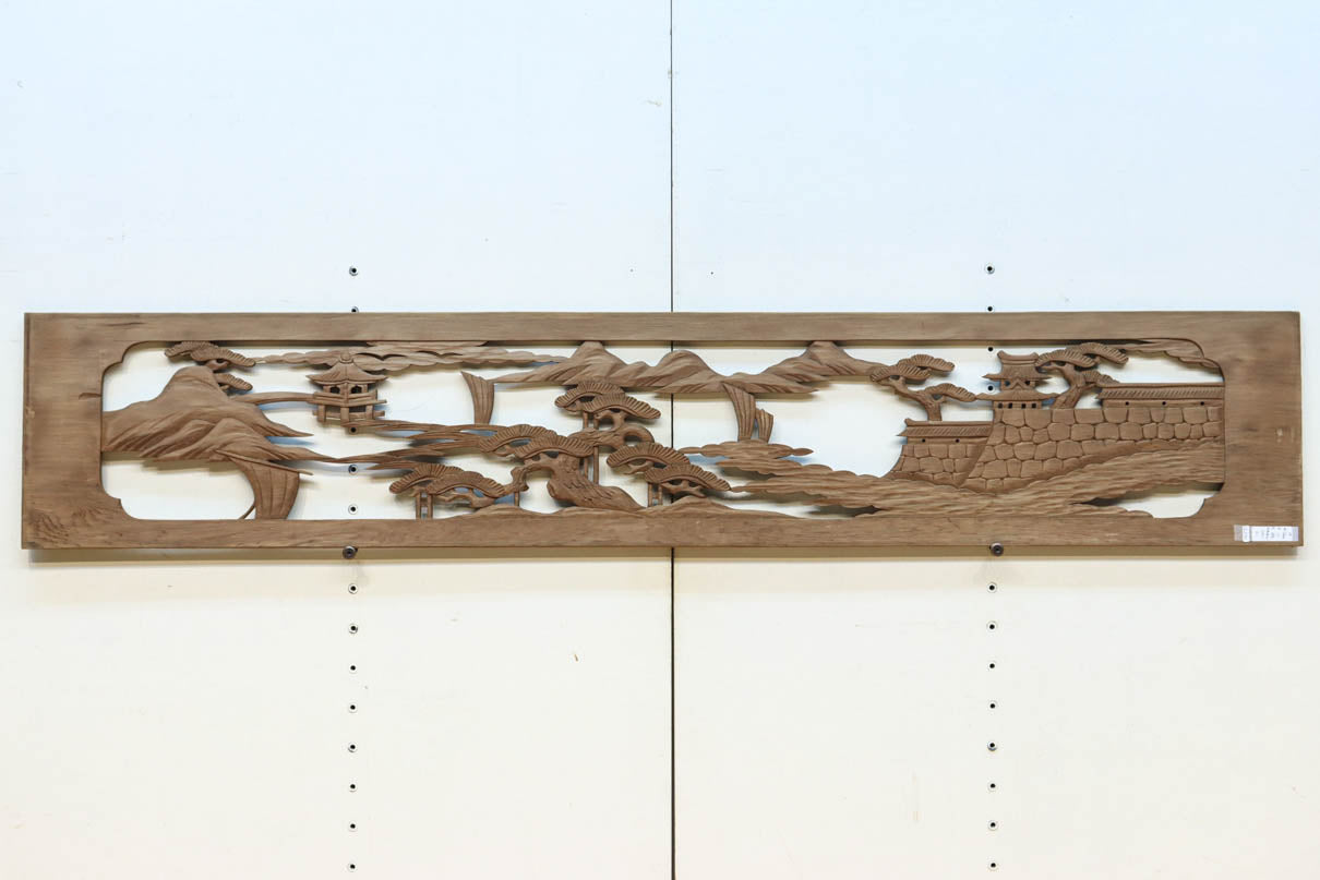 お城や塔が建つ山間の風景を描く彫刻欄間素材　EZ2547　在庫1枚