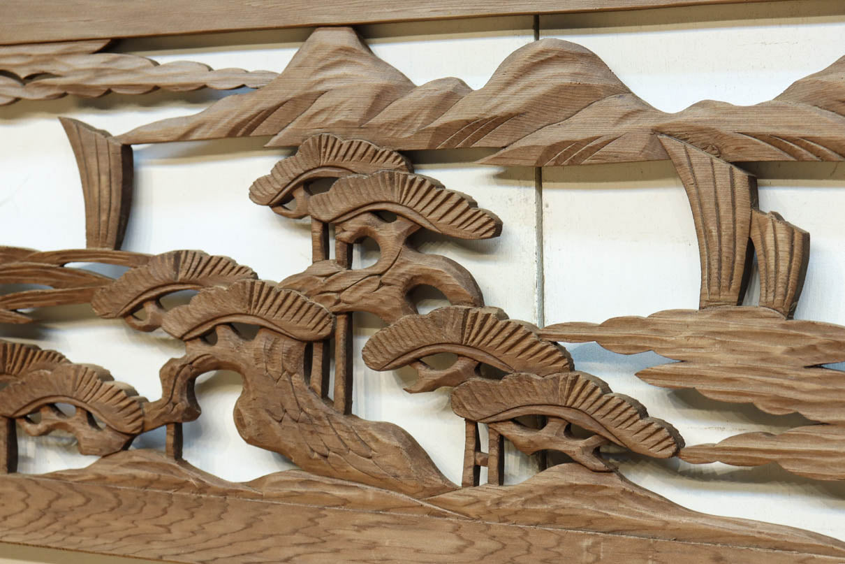 お城や塔が建つ山間の風景を描く彫刻欄間素材　EZ2547　在庫1枚