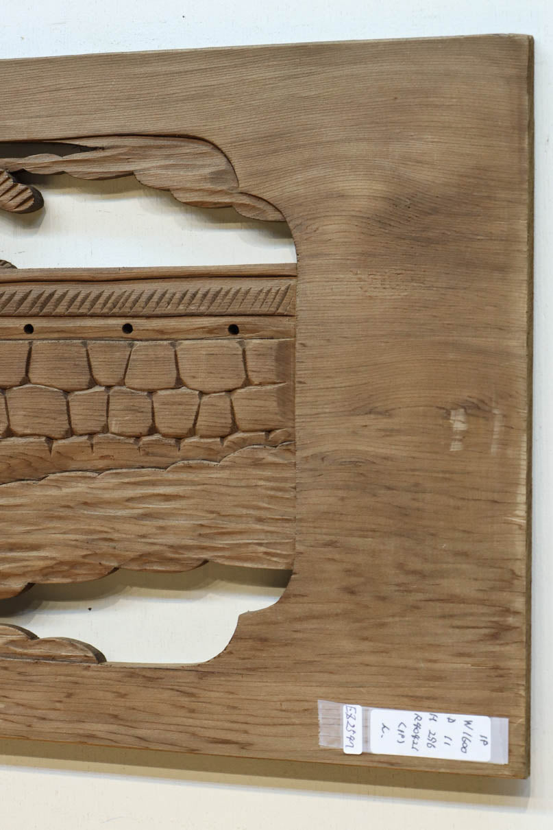 お城や塔が建つ山間の風景を描く彫刻欄間素材　EZ2547　在庫1枚