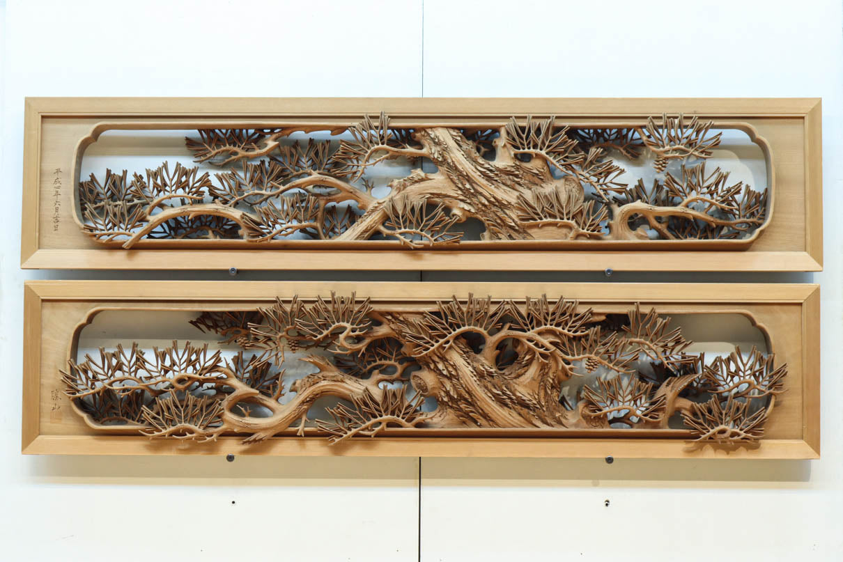 非公開　貫禄ある松の木を丁寧に彫り描いた深彫り彫刻欄間　EZ2565ab　在庫(a:1 b:1)枚