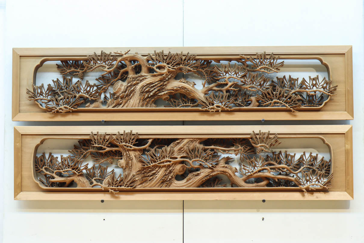 非公開　貫禄ある松の木を丁寧に彫り描いた深彫り彫刻欄間　EZ2565ab　在庫(a:1 b:1)枚