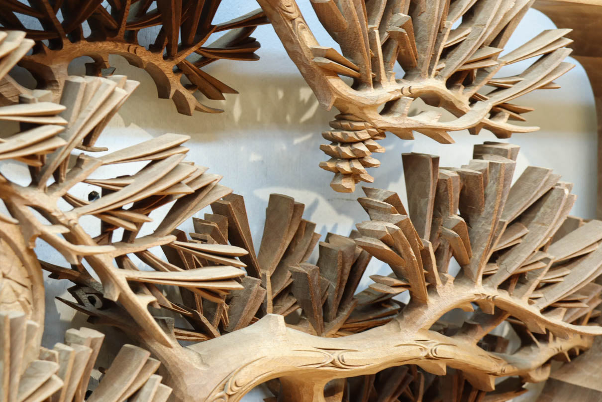 非公開　貫禄ある松の木を丁寧に彫り描いた深彫り彫刻欄間　EZ2565ab　在庫(a:1 b:1)枚