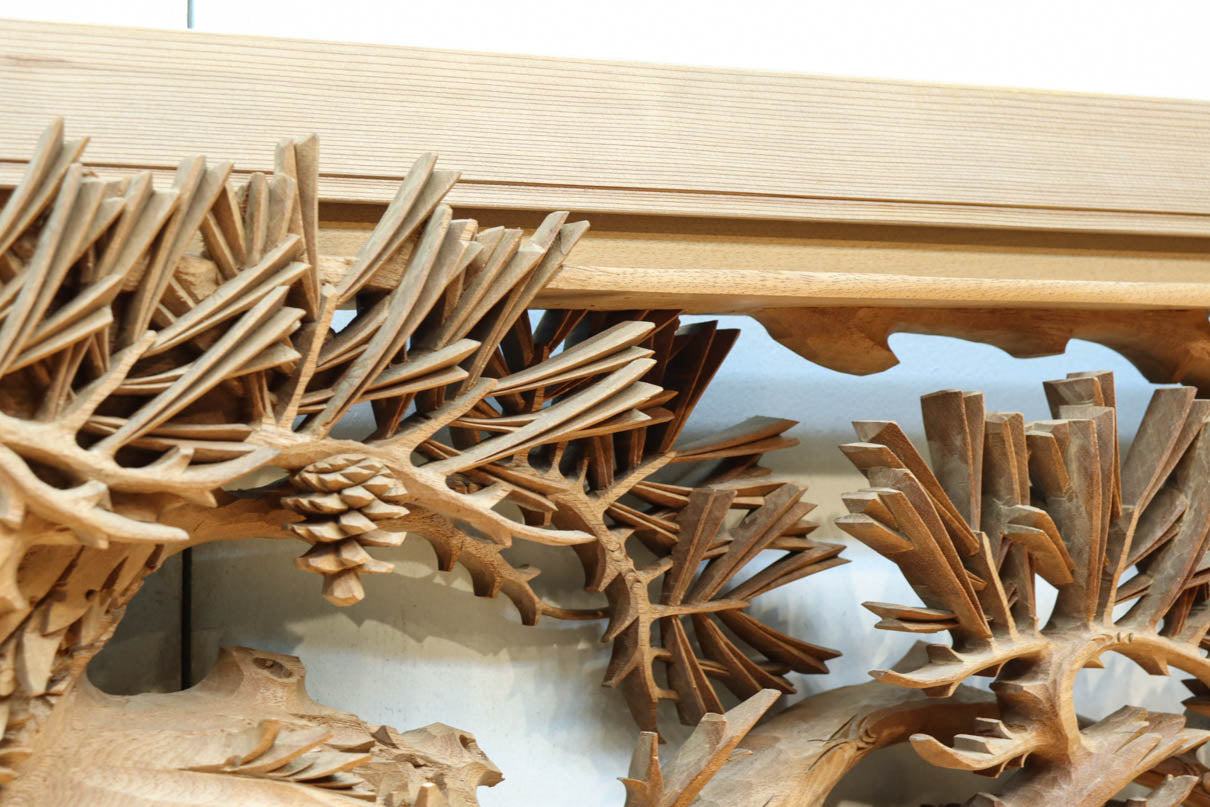 非公開　貫禄ある松の木を丁寧に彫り描いた深彫り彫刻欄間　EZ2565ab　在庫(a:1 b:1)枚