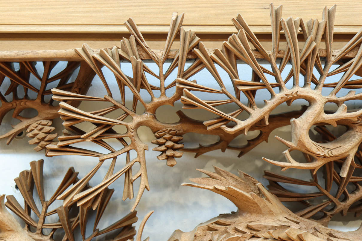 非公開　貫禄ある松の木を丁寧に彫り描いた深彫り彫刻欄間　EZ2565ab　在庫(a:1 b:1)枚