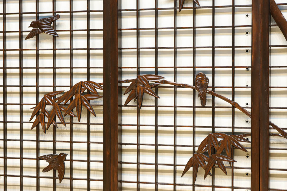 落鑑2個　ダークブラウン 花柄彫刻 扇枠に椿と蓮と菊が描かれた華やかな彫刻欄間 E9959a 在庫1枚 – 古福庵