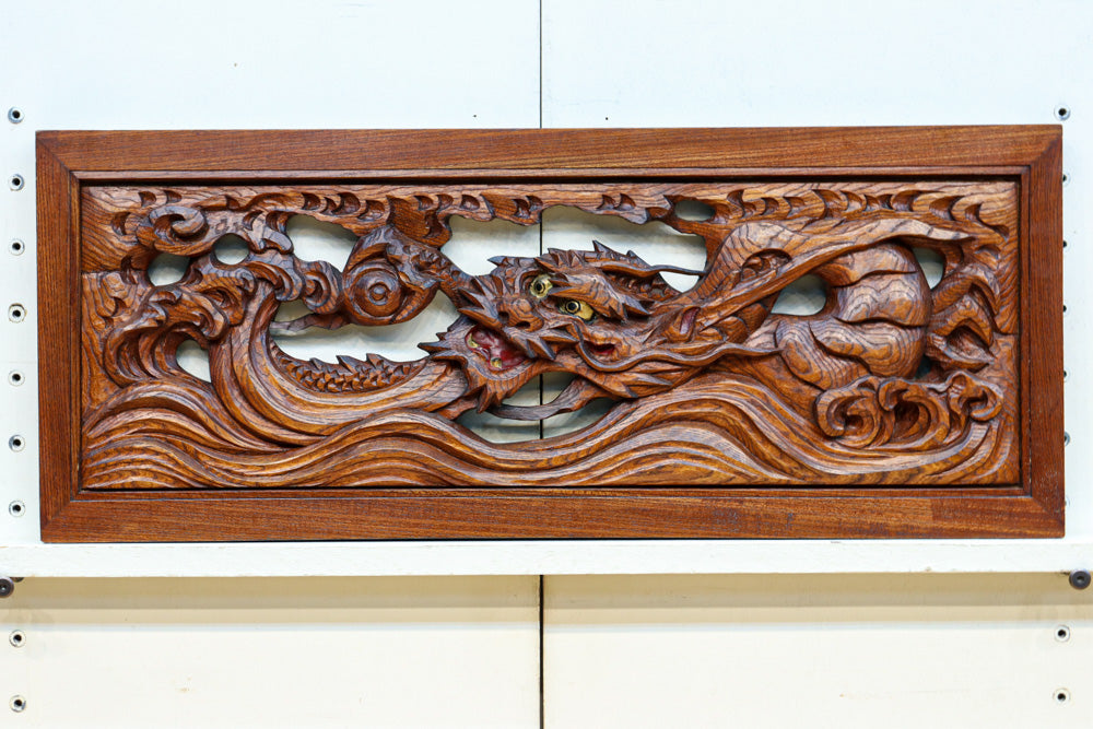幅775ミリ!! 勇ましい姿の龍を描いた小型彫刻欄間　EZ2581　在庫1枚