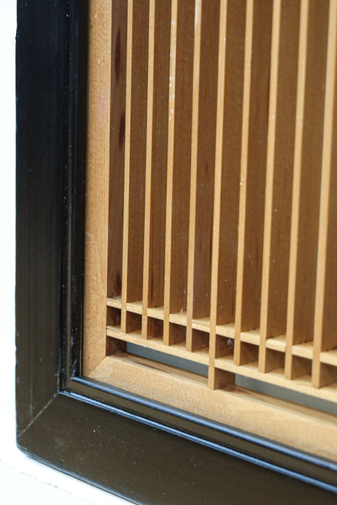 幅776ミリ!! 黒枠で和の風情溢れる小型縦繁欄間　EZ2582　在庫1枚