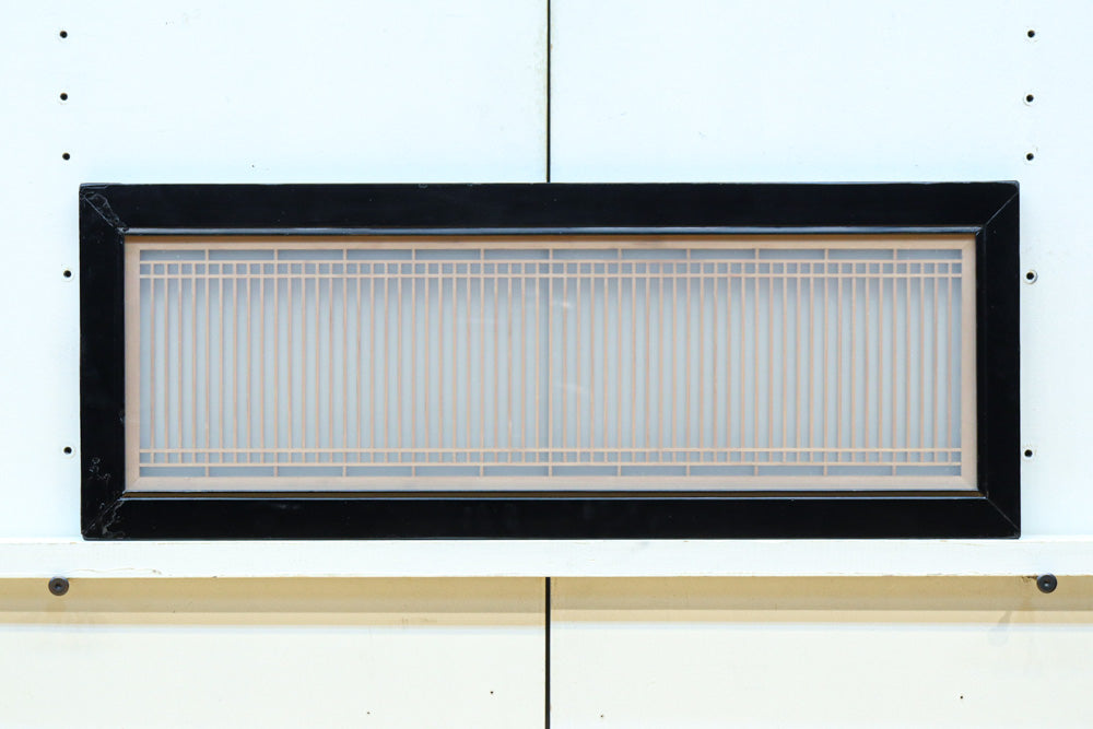 幅776ミリ!! 黒枠で和の風情溢れる小型縦繁欄間　EZ2582　在庫1枚