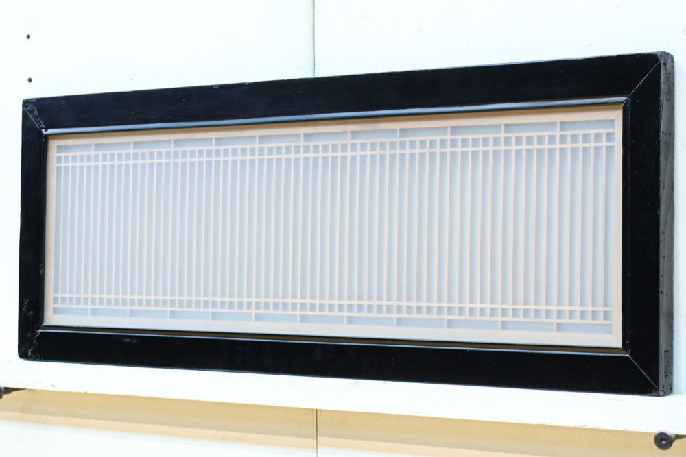 幅776ミリ!! 黒枠で和の風情溢れる小型縦繁欄間　EZ2582　在庫1枚