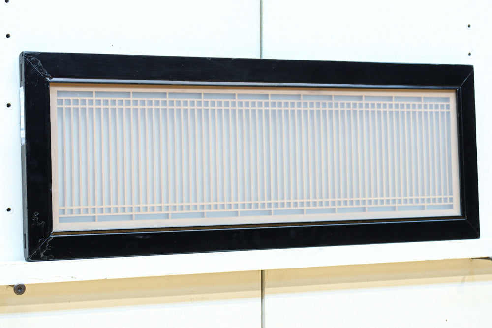 幅776ミリ!! 黒枠で和の風情溢れる小型縦繁欄間　EZ2582　在庫1枚