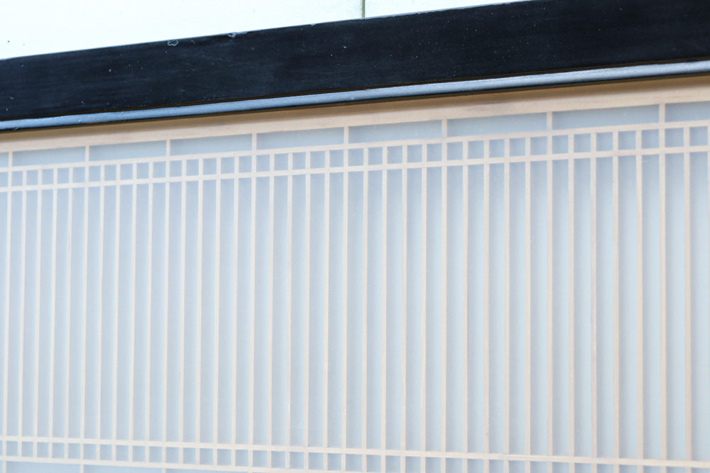 幅776ミリ!! 黒枠で和の風情溢れる小型縦繁欄間　EZ2582　在庫1枚