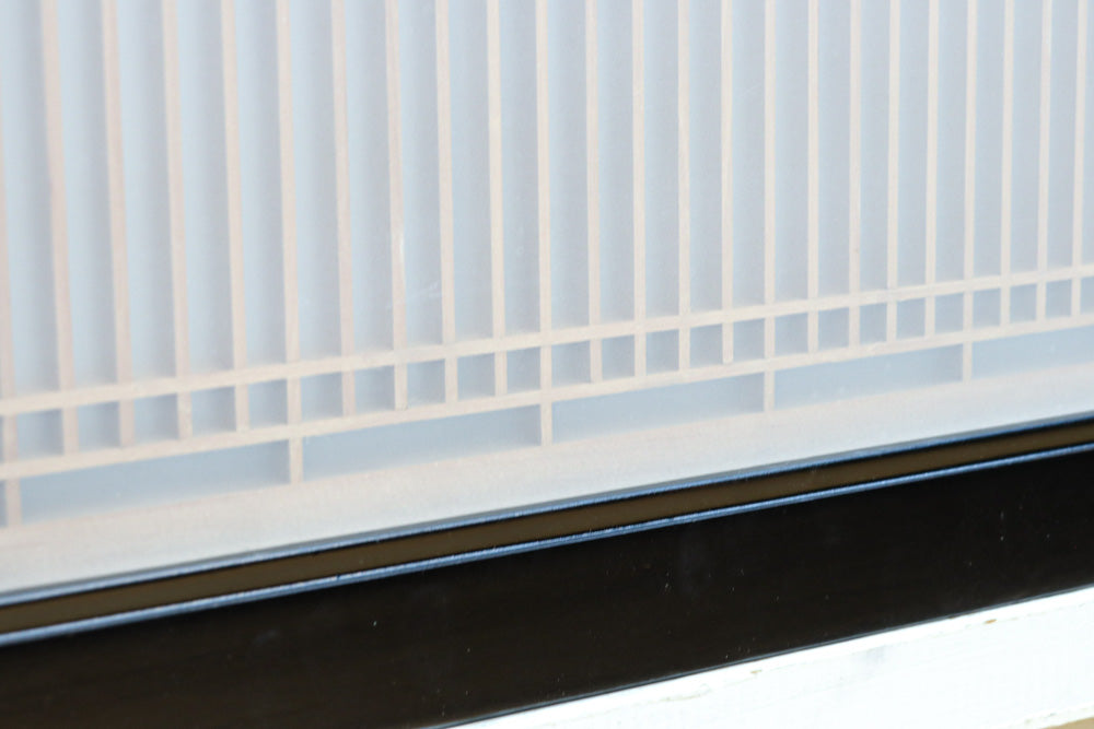 幅776ミリ!! 黒枠で和の風情溢れる小型縦繁欄間　EZ2582　在庫1枚