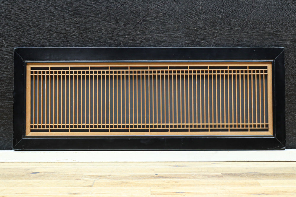 幅776ミリ!! 黒枠で和の風情溢れる小型縦繁欄間　EZ2582　在庫1枚