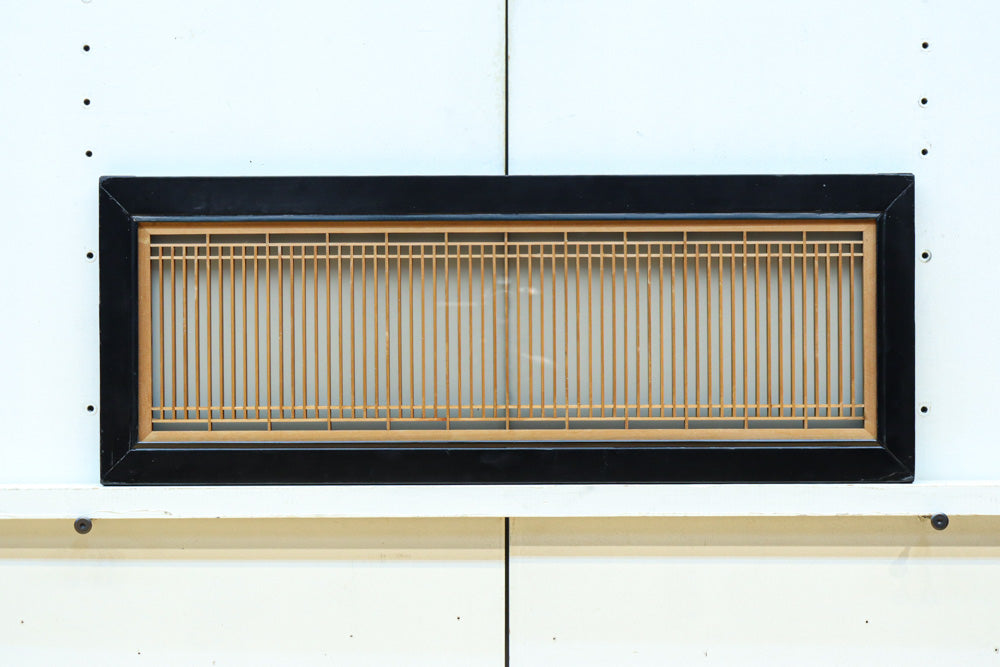 幅776ミリ!! 黒枠で和の風情溢れる小型縦繁欄間　EZ2582　在庫1枚