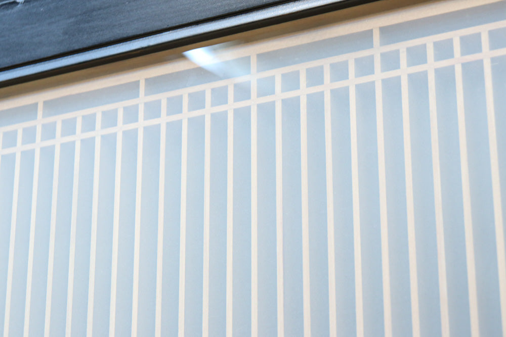 幅776ミリ!! 黒枠で和の風情溢れる小型縦繁欄間　EZ2582　在庫1枚