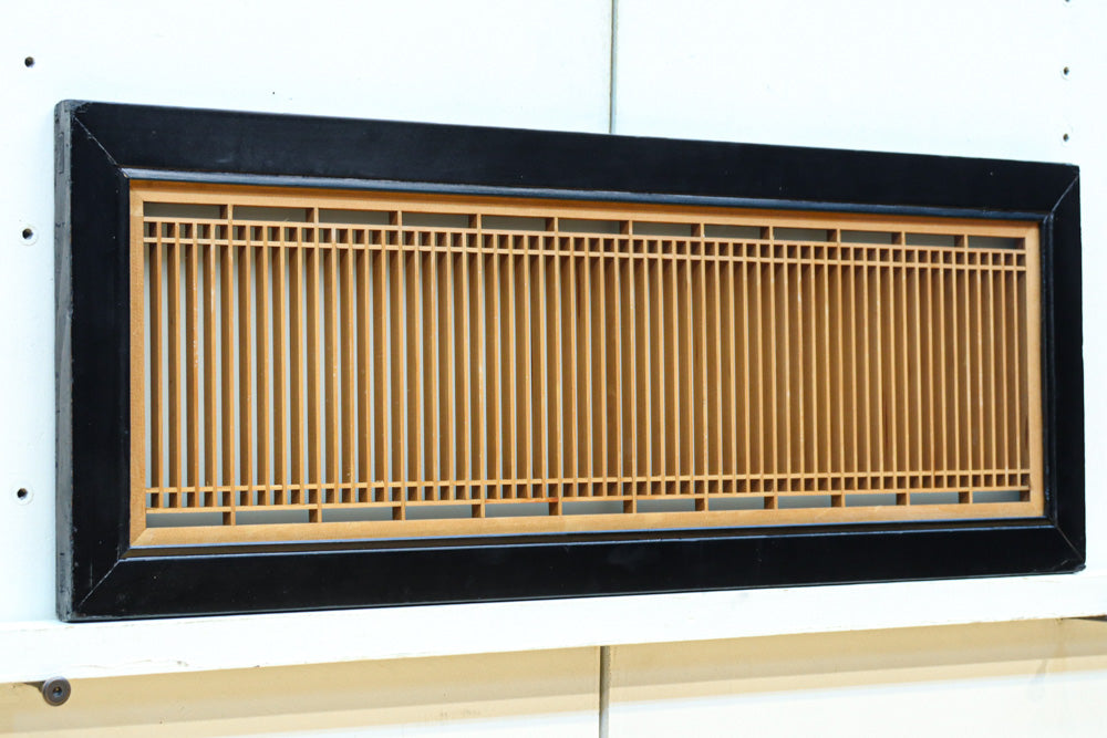 幅776ミリ!! 黒枠で和の風情溢れる小型縦繁欄間　EZ2582　在庫1枚