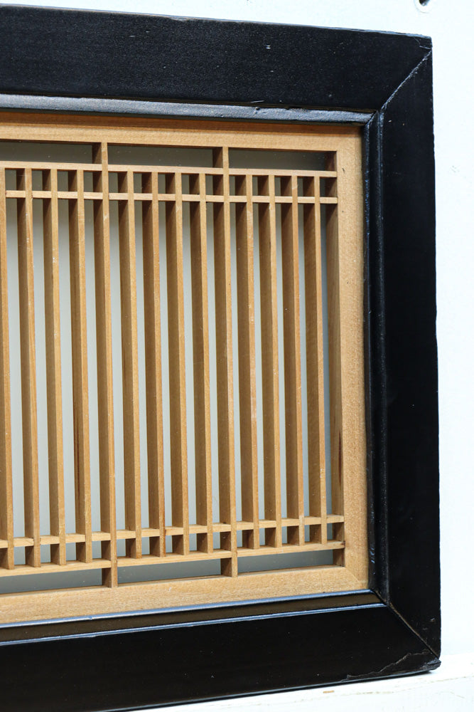 幅776ミリ!! 黒枠で和の風情溢れる小型縦繁欄間　EZ2582　在庫1枚