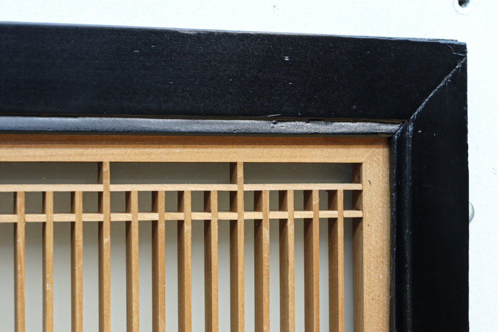 幅776ミリ!! 黒枠で和の風情溢れる小型縦繁欄間　EZ2582　在庫1枚