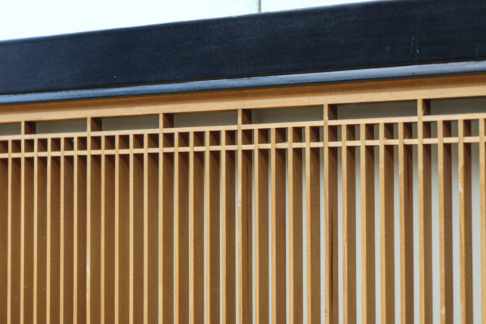 幅776ミリ!! 黒枠で和の風情溢れる小型縦繁欄間　EZ2582　在庫1枚