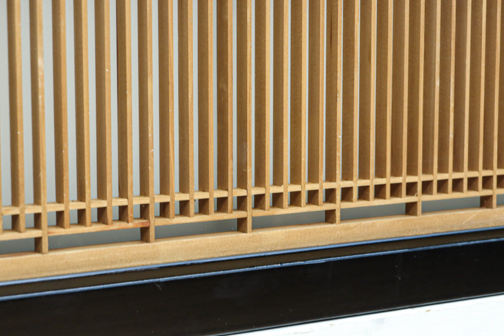 幅776ミリ!! 黒枠で和の風情溢れる小型縦繁欄間　EZ2582　在庫1枚