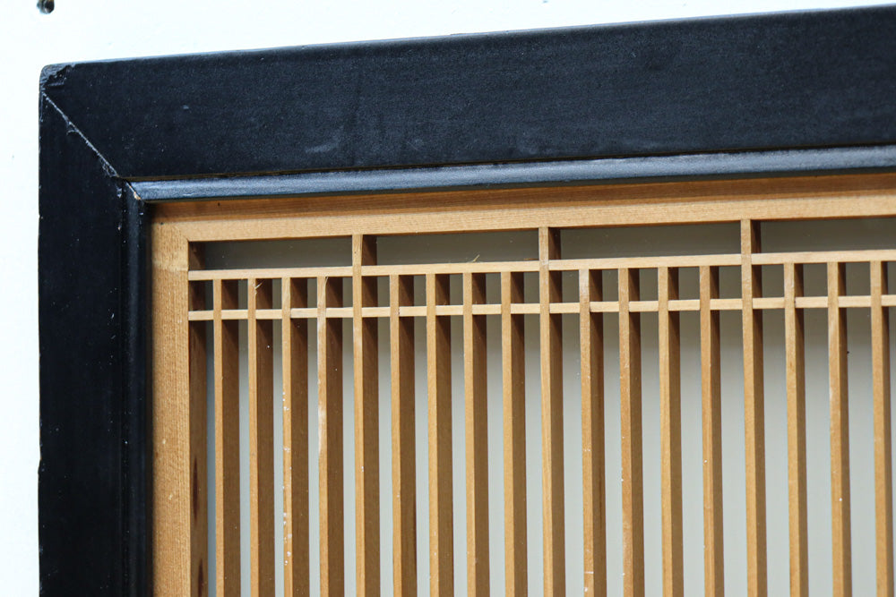 幅776ミリ!! 黒枠で和の風情溢れる小型縦繁欄間　EZ2582　在庫1枚