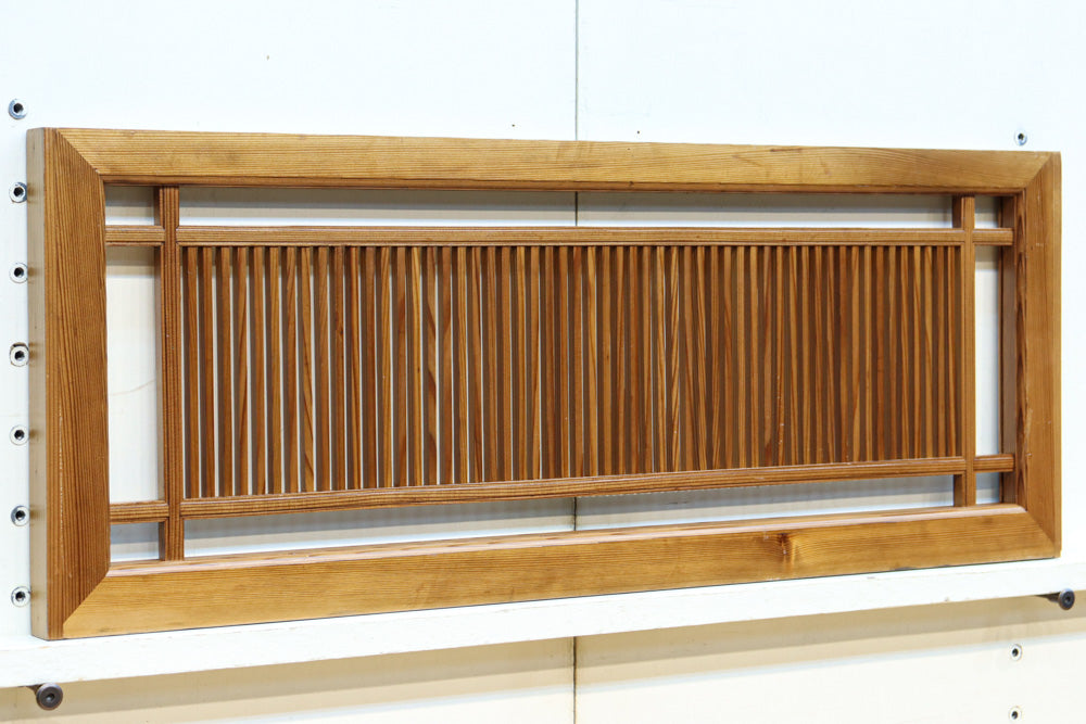 井桁枠で縦繁を囲い上品な面持ちある小型欄間　EZ2586　在庫1枚