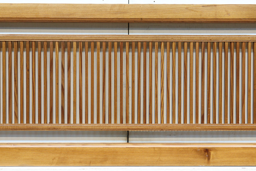 井桁枠で縦繁を囲い上品な面持ちある小型欄間　EZ2586　在庫1枚