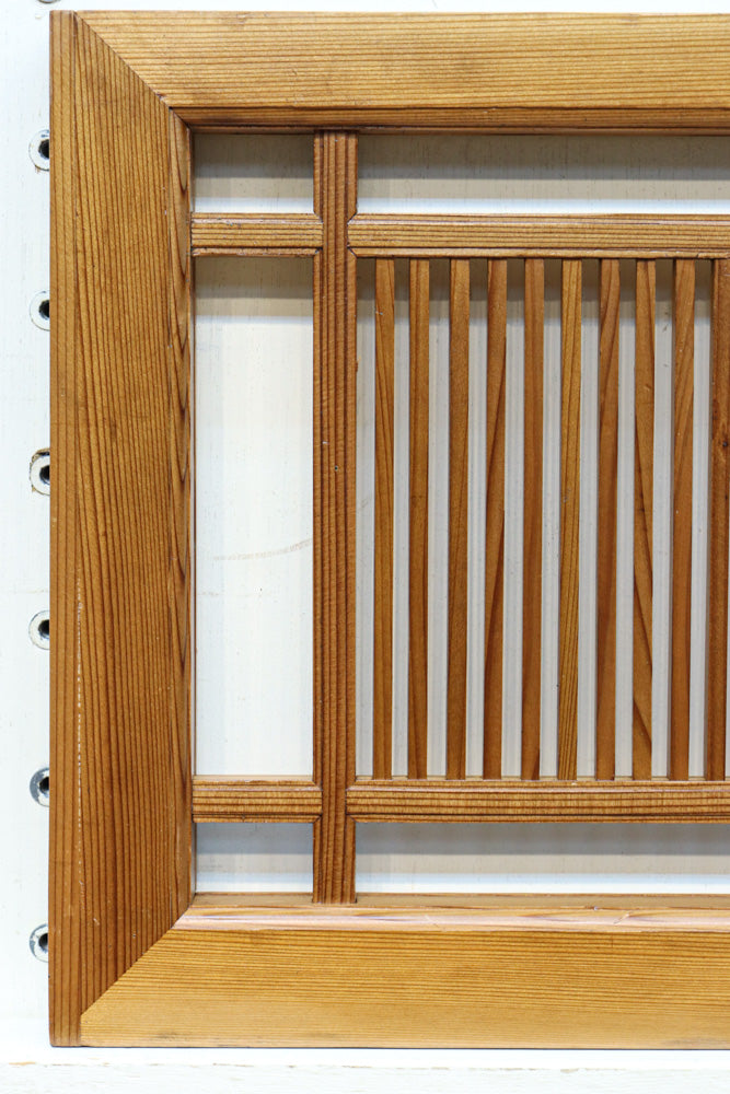 井桁枠で縦繁を囲い上品な面持ちある小型欄間　EZ2586　在庫1枚