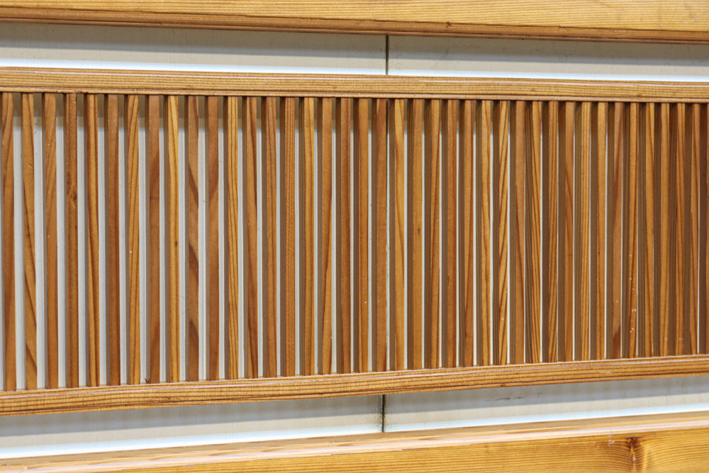 井桁枠で縦繁を囲い上品な面持ちある小型欄間　EZ2586　在庫1枚