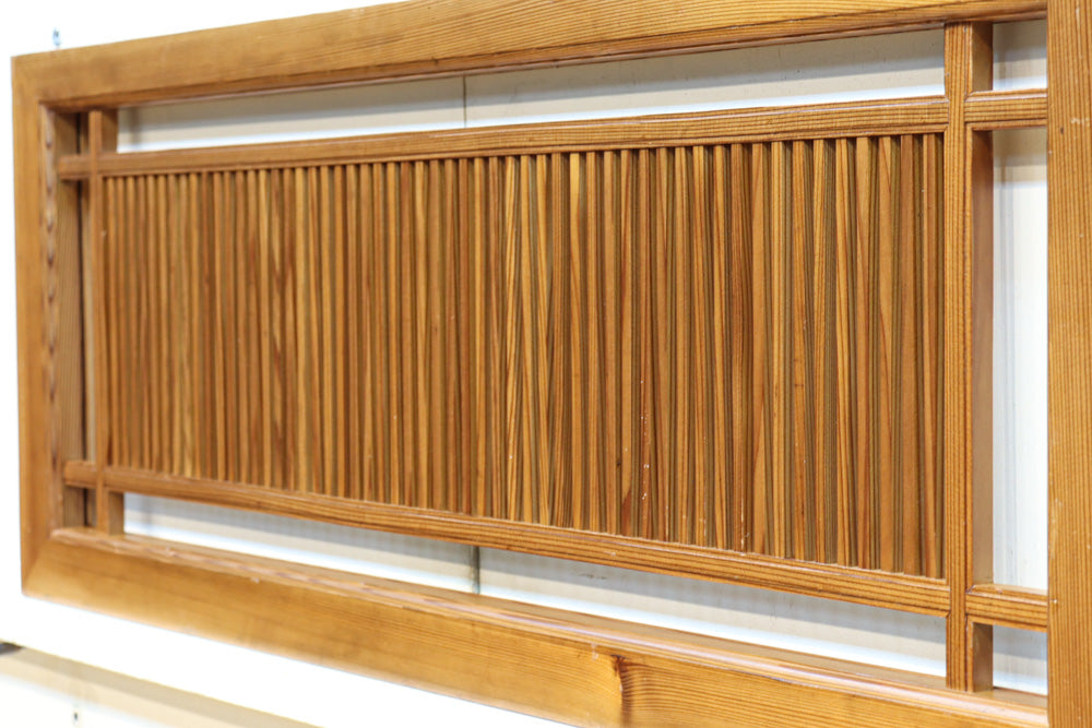 井桁枠で縦繁を囲い上品な面持ちある小型欄間　EZ2586　在庫1枚