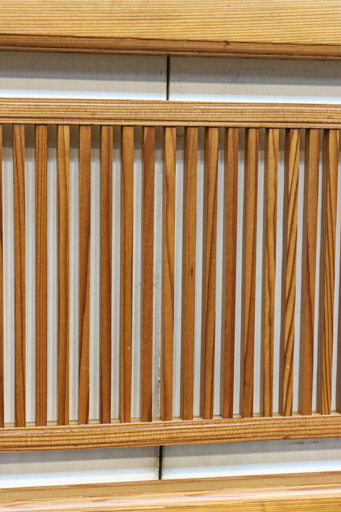 井桁枠で縦繁を囲い上品な面持ちある小型欄間　EZ2586　在庫1枚