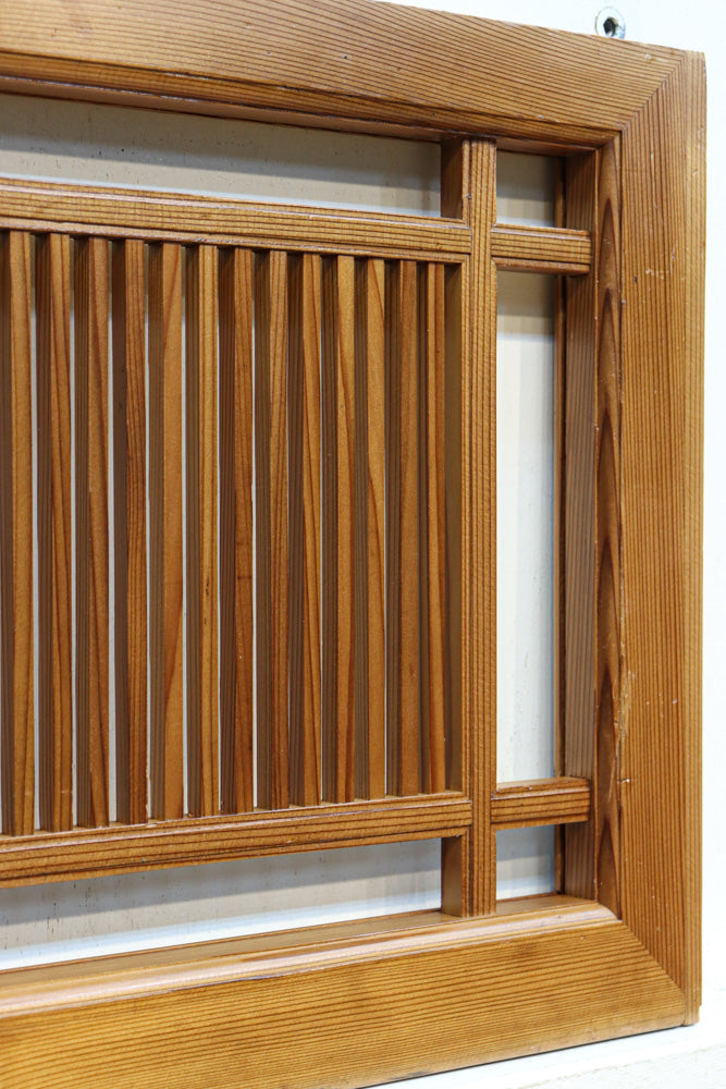 井桁枠で縦繁を囲い上品な面持ちある小型欄間　EZ2586　在庫1枚