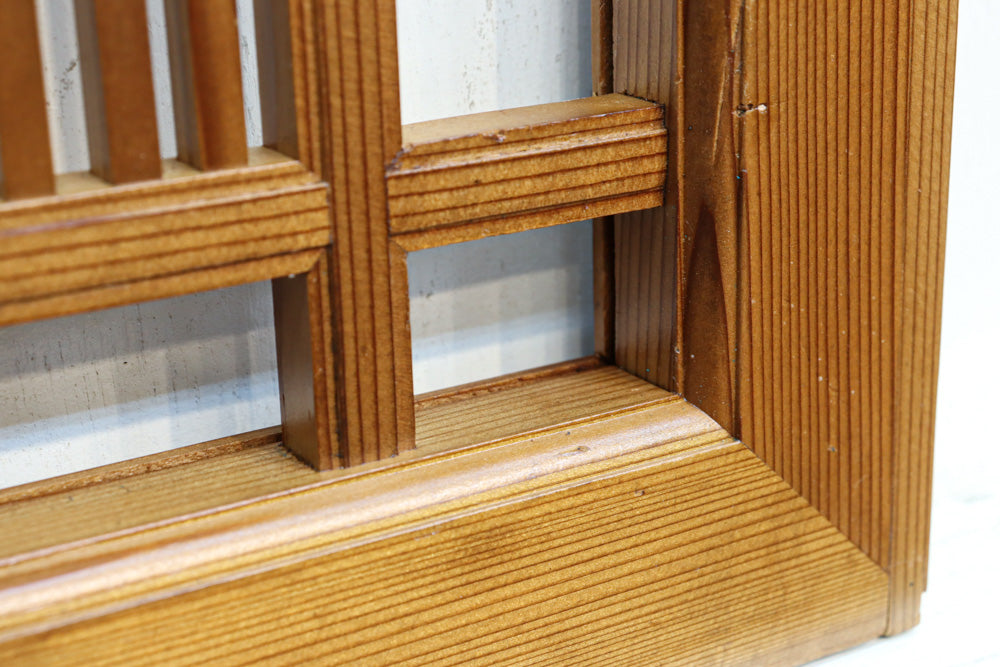 井桁枠で縦繁を囲い上品な面持ちある小型欄間　EZ2586　在庫1枚