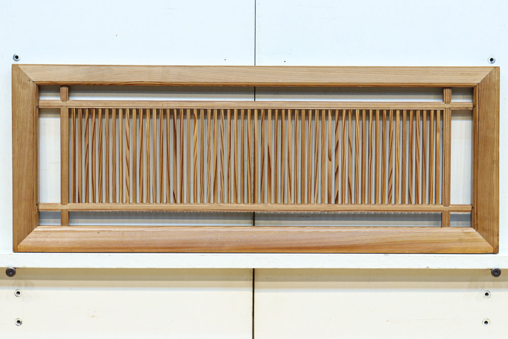 井桁枠で縦繁を囲い上品な面持ちある小型欄間　EZ2586　在庫1枚