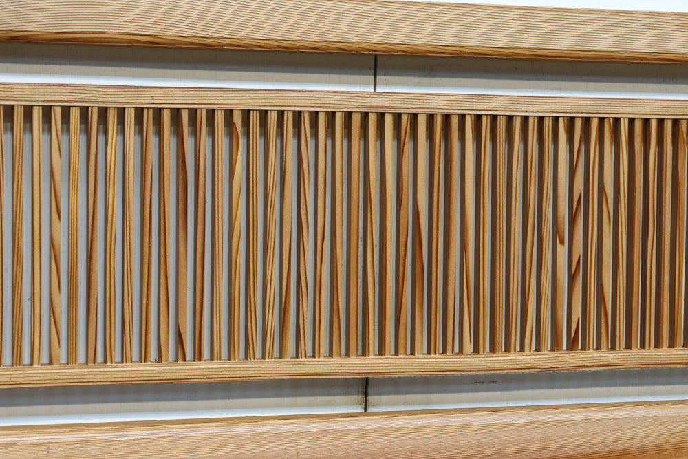 井桁枠で縦繁を囲い上品な面持ちある小型欄間　EZ2586　在庫1枚