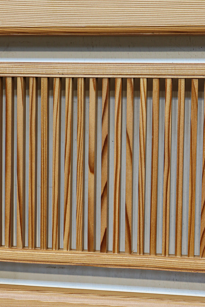 井桁枠で縦繁を囲い上品な面持ちある小型欄間　EZ2586　在庫1枚