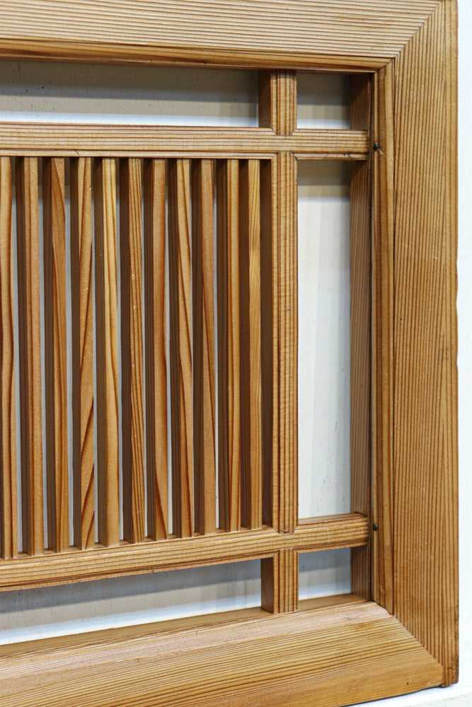 井桁枠で縦繁を囲い上品な面持ちある小型欄間　EZ2586　在庫1枚