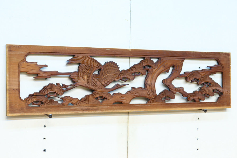 幅1160ミリ!! 優雅な鶴の姿を松の木に添えた中型彫刻欄間素材