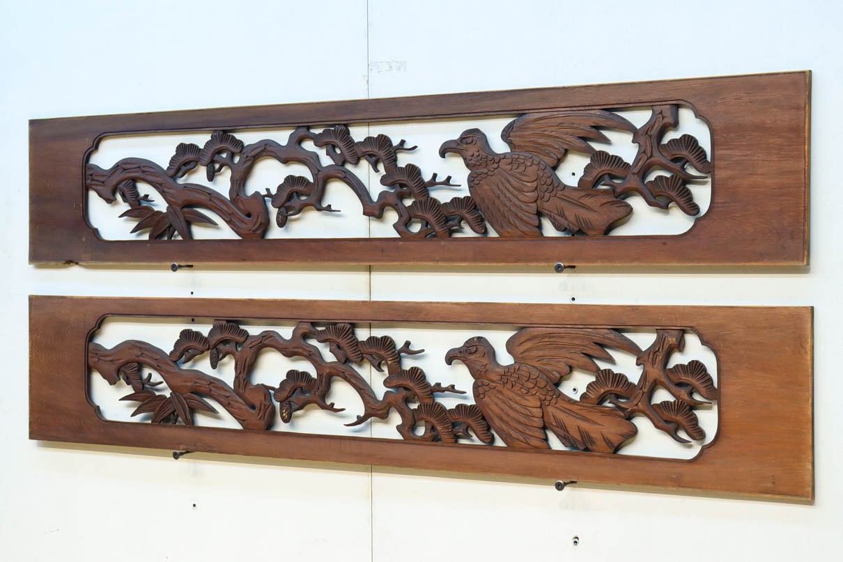 松の周りで貫録ある鷹が舞う彫刻欄間素材　EZ2592ab　在庫(a:0 b:1)枚