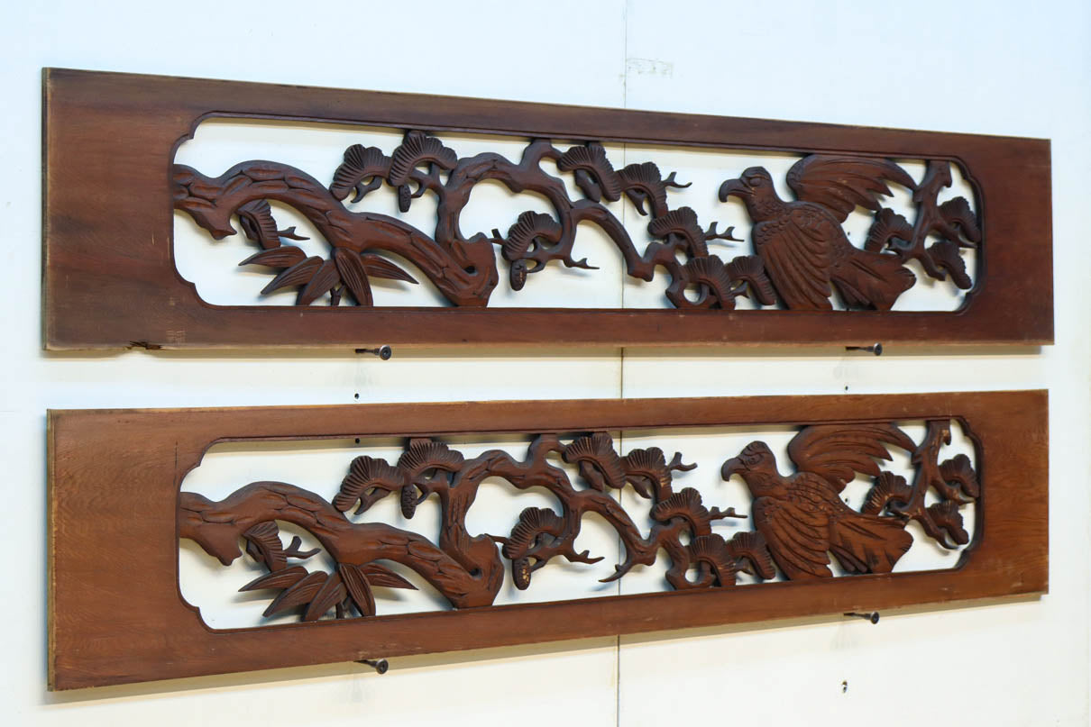 松の周りで貫録ある鷹が舞う彫刻欄間素材　EZ2592ab　在庫(a:0 b:1)枚